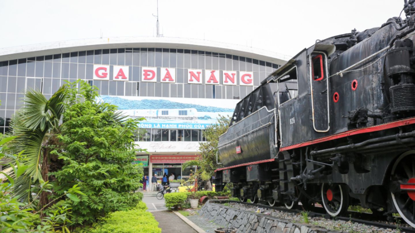 Enjoying the Hanoi Hoi An train ride