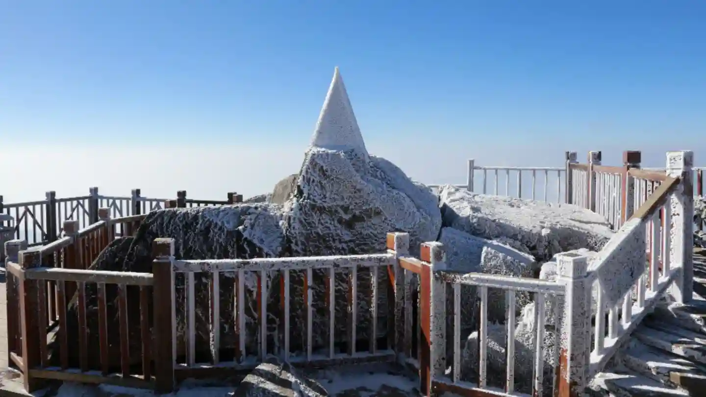 7 Best Places To See Snow in Sapa: Ultimate Winter Adventures 41 don’t-forget-see-snow-in-Sapa-camera