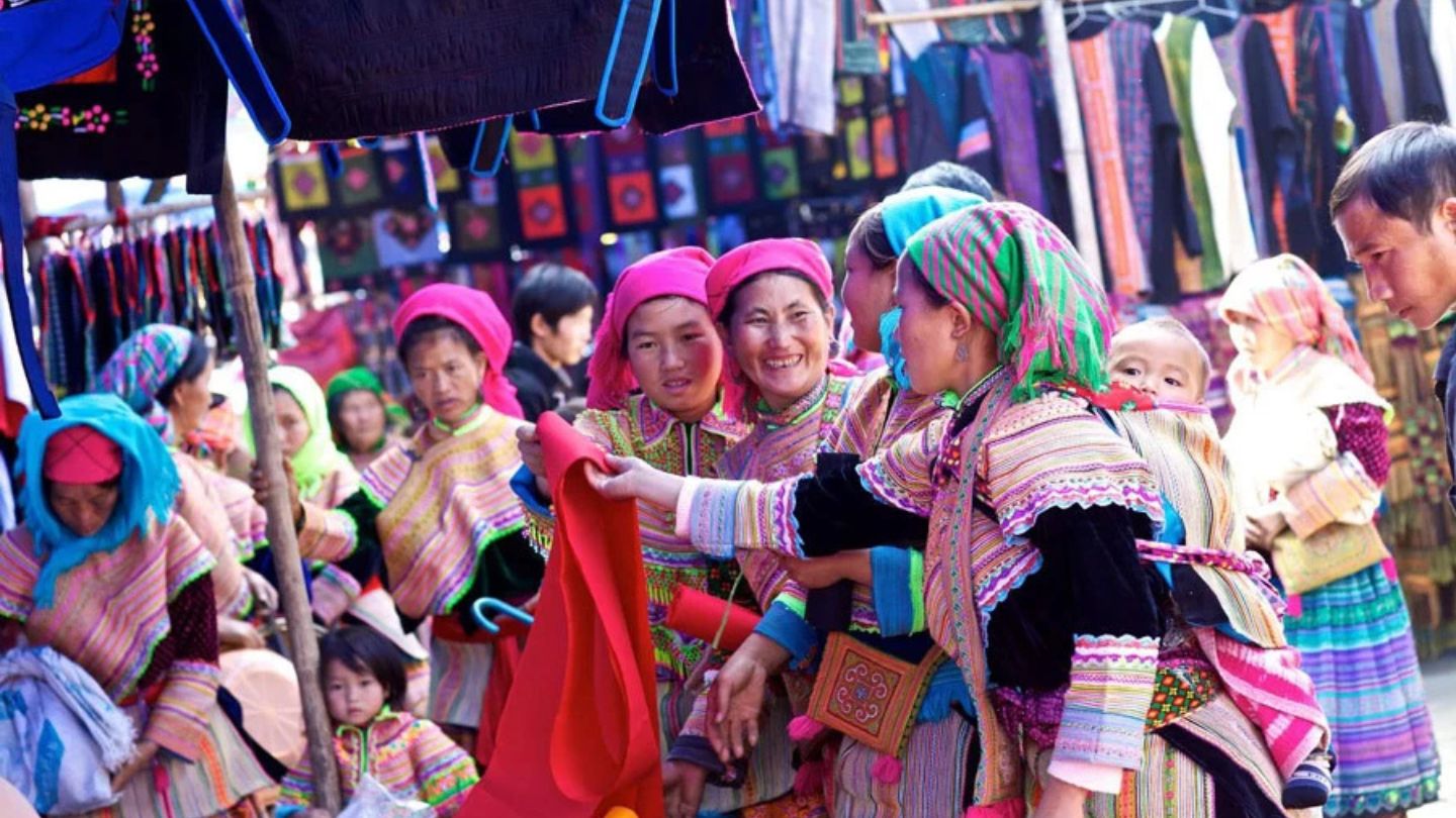 Lung Khau Nhin Market: Enjoy Remarkable Fresh Goods and Crafts 39 Vibrant-scenes-at-Lung-Khau-Nhin-Market