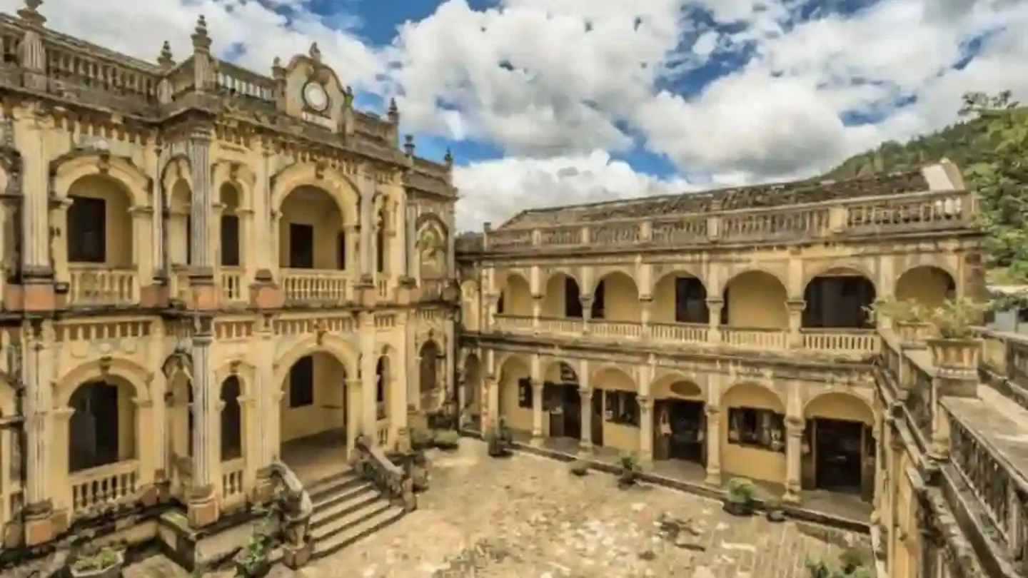 Hoang A Tuong Palace: Enjoy Enchanting Escape Through Time 26 Capture-memories-inside-Hoang-A-Tuong-Palace