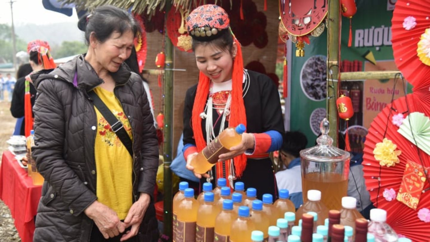 What to Buy in Sapa? 19+ Cheerful Authentic Travel Keepsakes 56 Pure Forest Honey | Sapa Nomad