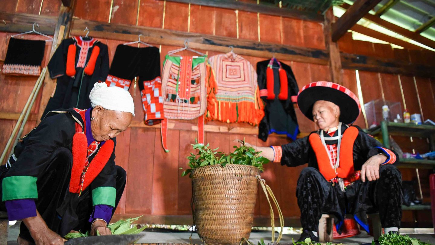 Red Dao Herbal Bath: Embrace Deep Healing Experience 10 Red-Dao-herbal-bath-in-a-traditional-Sapa-setting