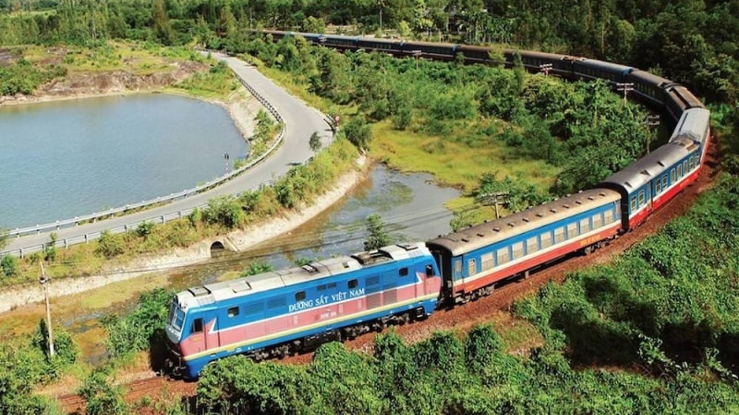 How to get from Hanoi to Halong Bay by train