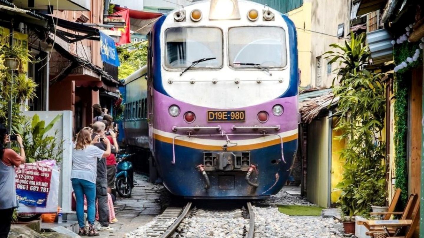 Advantages & Disadvantages of Hanoi Hoi An Train