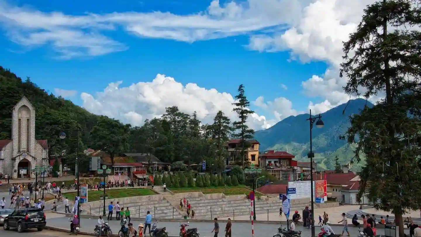 Sapa Square: Uncover the Beautiful Heart of the Town 48 Locals-and-tourists-enjoying-Sapa-Square-evenings